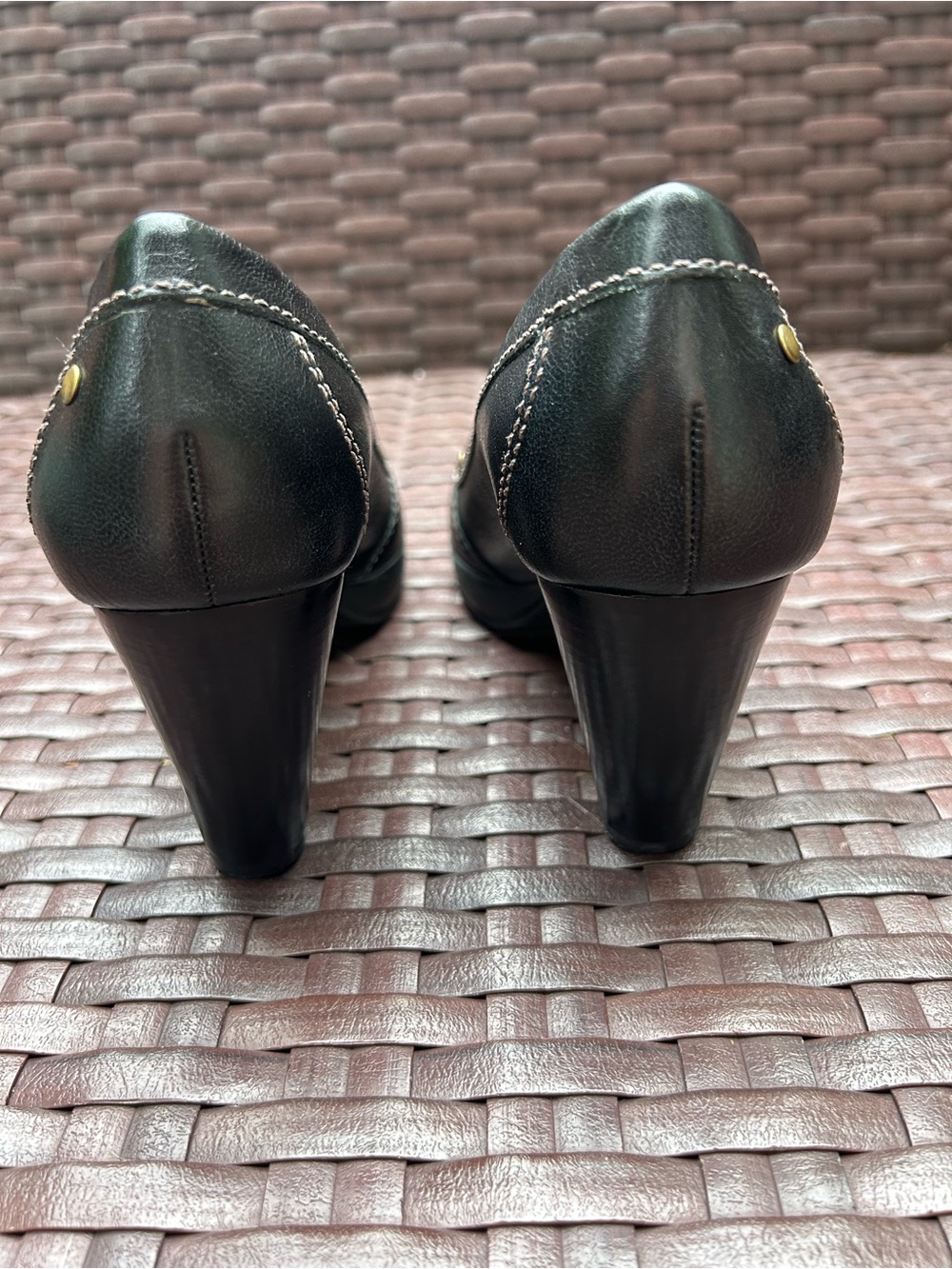 Peep-Toe Heel with Gold Buckle Size 7.5 NEW
Black leather- by Nicole - Classy - Picture 6 of 12